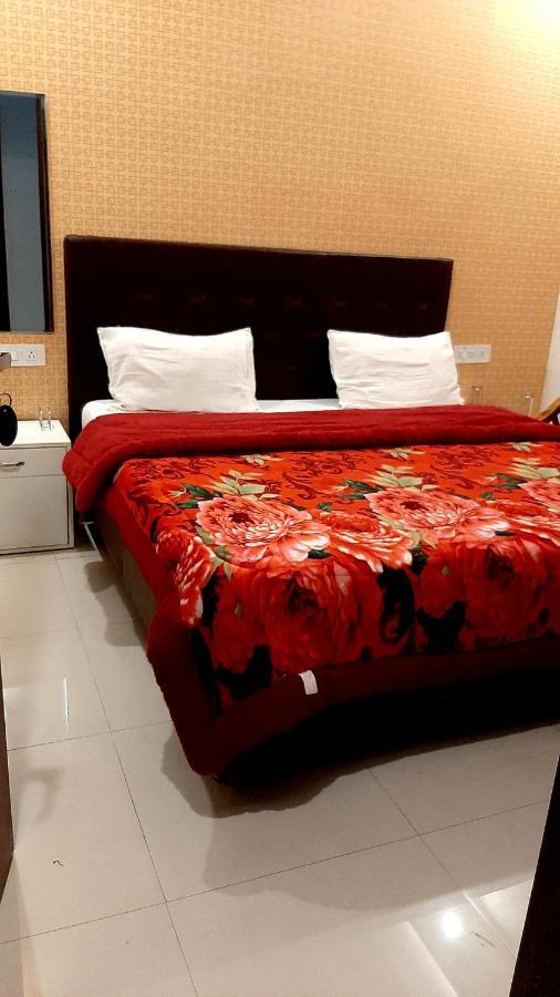 Hotel Hollywood Zirakpur Экстерьер фото