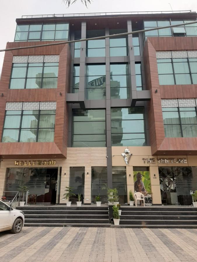 Hotel Hollywood Zirakpur Экстерьер фото