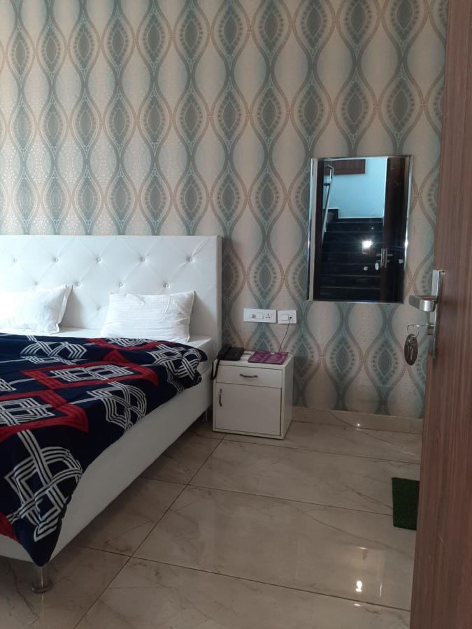Hotel Hollywood Zirakpur Экстерьер фото