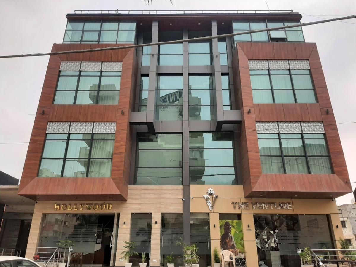 Hotel Hollywood Zirakpur Экстерьер фото