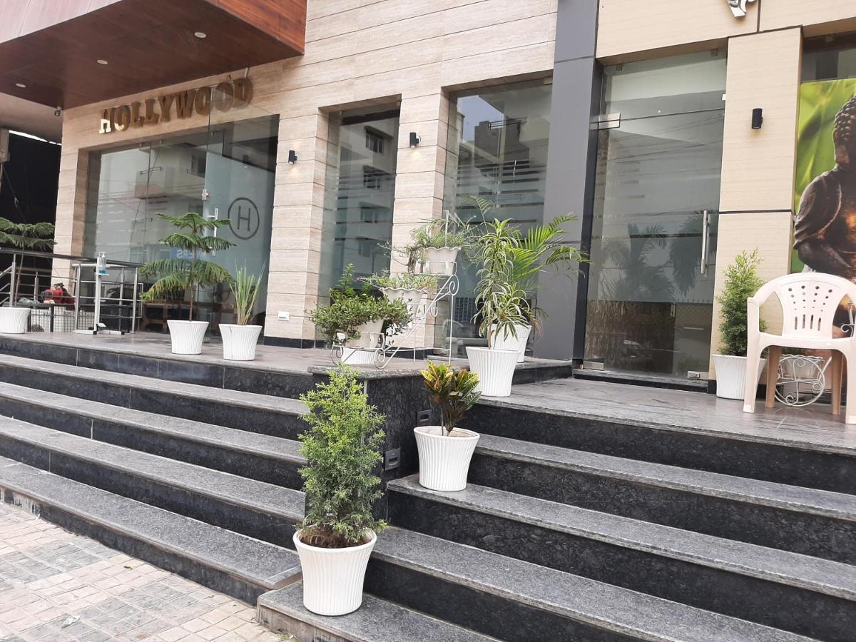 Hotel Hollywood Zirakpur Экстерьер фото