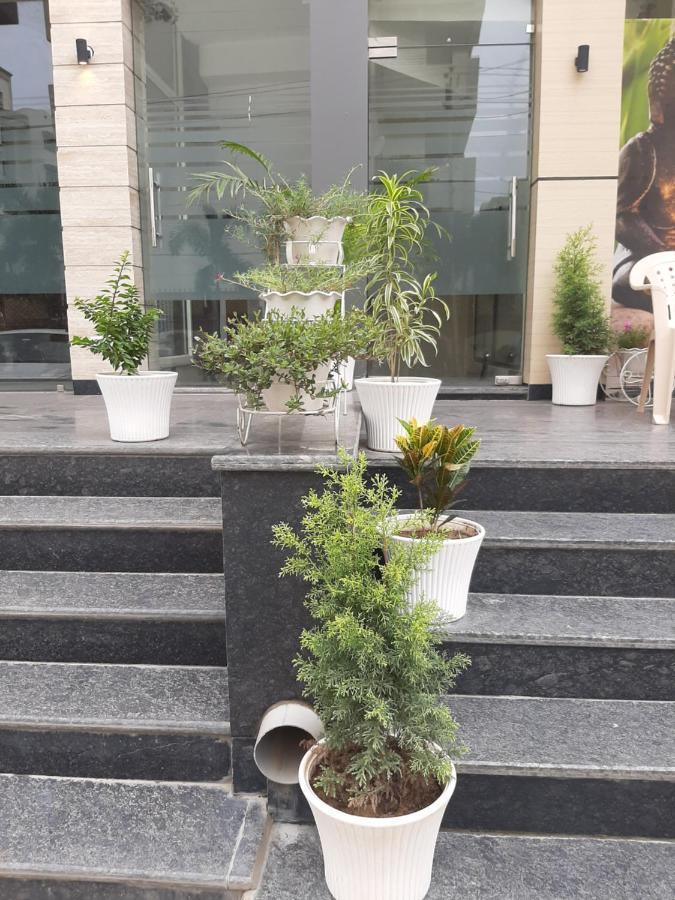 Hotel Hollywood Zirakpur Экстерьер фото