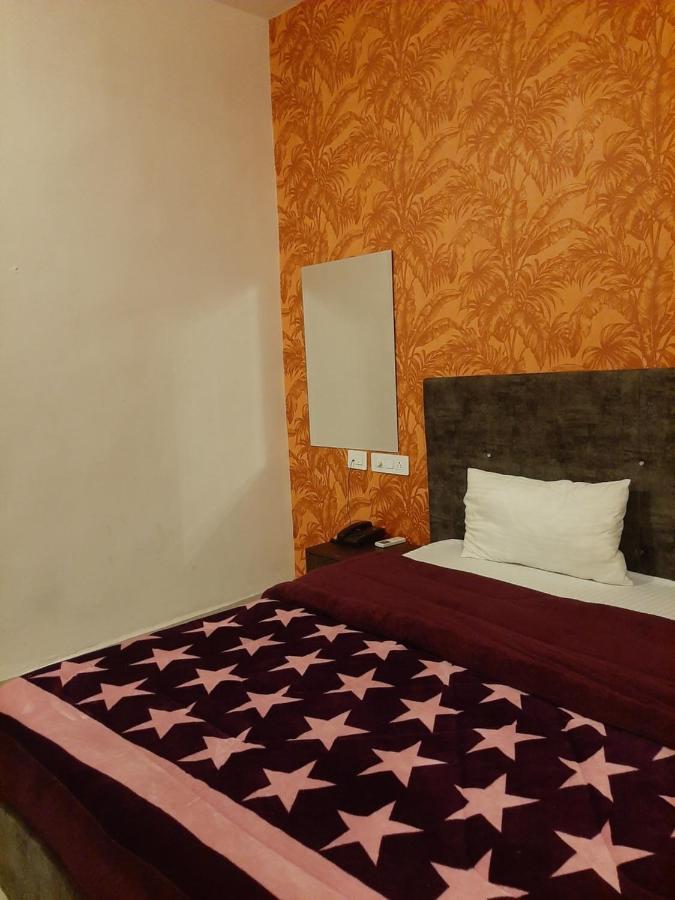 Hotel Hollywood Zirakpur Экстерьер фото
