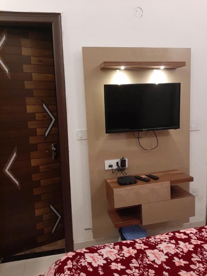 Hotel Hollywood Zirakpur Экстерьер фото