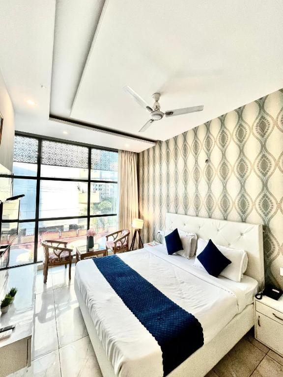 Hotel Hollywood Zirakpur Экстерьер фото