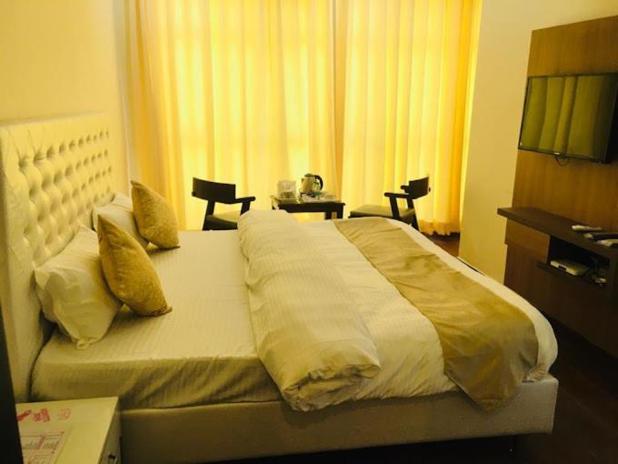 Hotel Hollywood Zirakpur Экстерьер фото