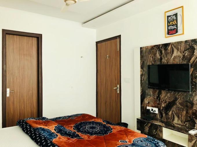 Hotel Hollywood Zirakpur Экстерьер фото
