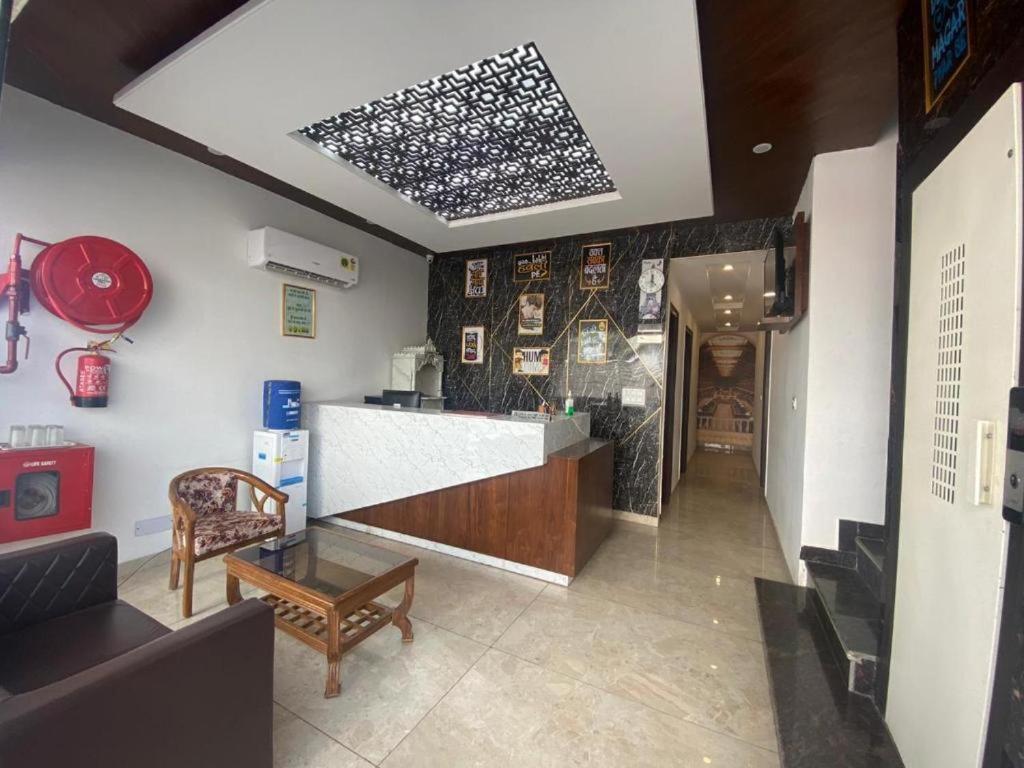 Hotel Hollywood Zirakpur Экстерьер фото